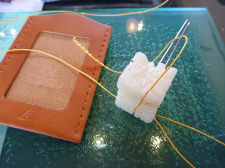 蜜蝋を縫い糸に塗布